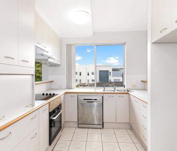 Spacious Riverfront Apartment with Stunning Views - Photo 5