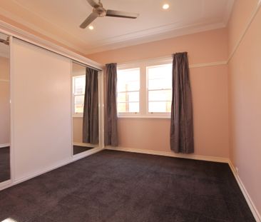 Beautiful Modern Home - Photo 5