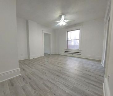 For Lease - 2143 Gerrard Street Unit# Main Fl, Toronto, Ontario - Photo 5