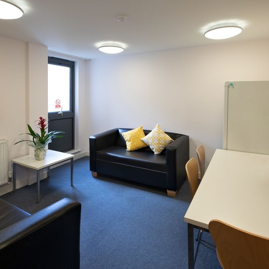 Bedsit, Anne Bryans House, NW3 - Photo 1