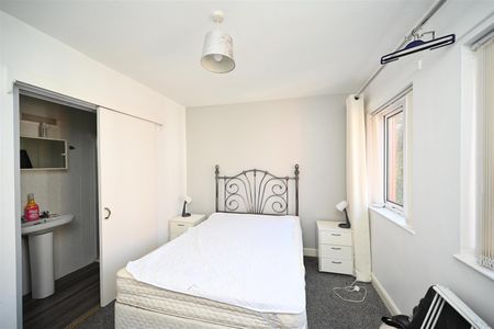 Room 9 9 Eglantine Avenue, Belfast, BT9 6DW - Photo 3