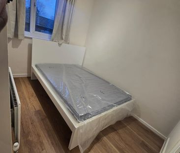 Room in a Shared Flat, Roehampton Lane, SW15 - Photo 1