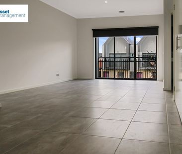 Modern & spacious 2 bedroom townhouse with single carport - Photo 2