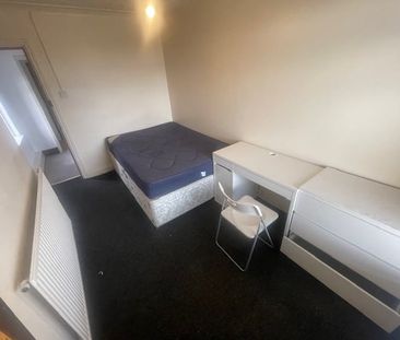 Room in a Shared House, Wilford Lane, NG2 - Photo 3
