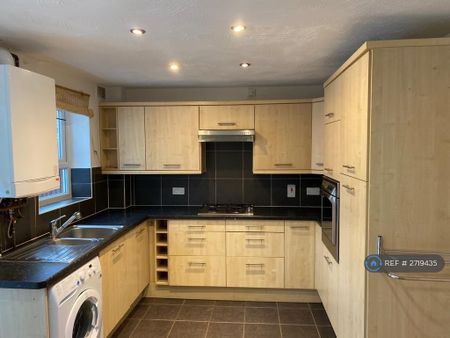 3 bedroom semi-detached house to rent - Photo 2