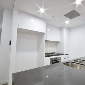 Modern 3-Bed Apartment with Double Parking in the Heart of Mascot - Photo 2