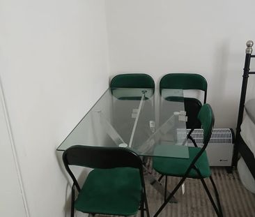1 Bed Flat, Barrow Close, N21 - Photo 2