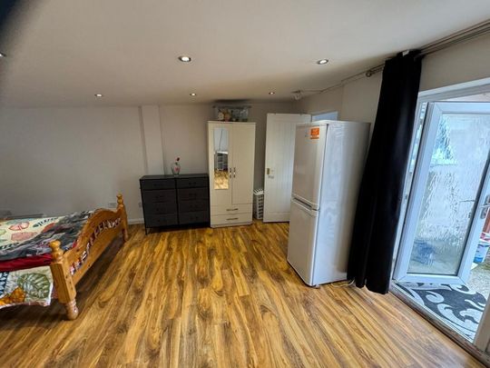 1 bedroom in a house share to rent - Photo 1