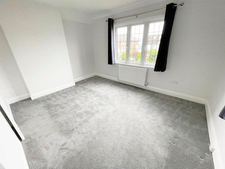 4 bedroom semi-detached house to rent - Photo 5