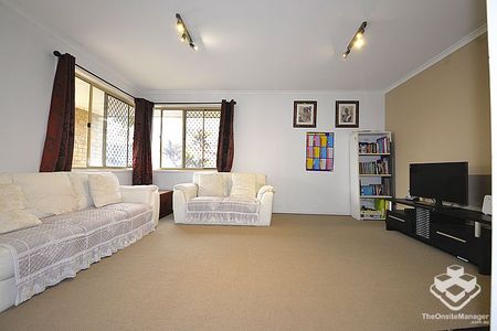 SPACIOUS FAMILY HOME WITH POOL - Photo 2