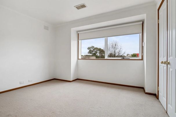 EFFORTLESS ENTERTAINING IN THE LAKES ESTATE - Photo 1