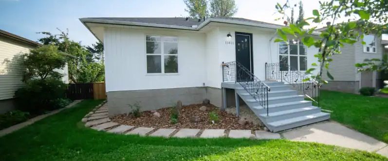 $2,200 – Designer 3-Bedroom Main Floor Unit| Gourmet Kitchen, 2 Spa Baths | 11411 112 Avenue Northwest, Edmonton - Photo 1