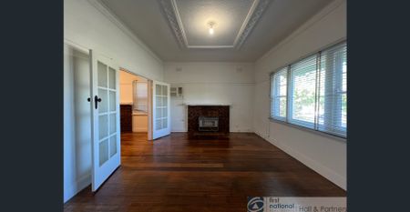 Prime Location! - Photo 3