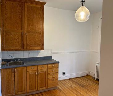 4 1/2 sur le plateau coin Des Érables et Gilford, chambre double salle a manger et cuisine, idéal pour couple. Entrée laveuse , pas d'animaux, 1615$ - Photo 1