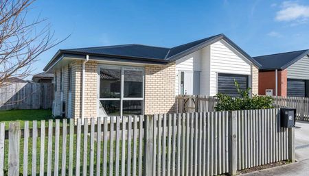 Stunning Three Bedroom in Sought After Rototuna North - Photo 2