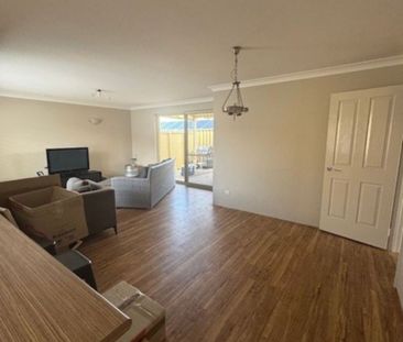 Low Maintenance 3 Bedroom 2 Bathroom Home - Photo 6