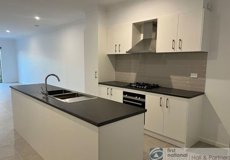 17 Scotland Circuit, Cranbourne West - Photo 2