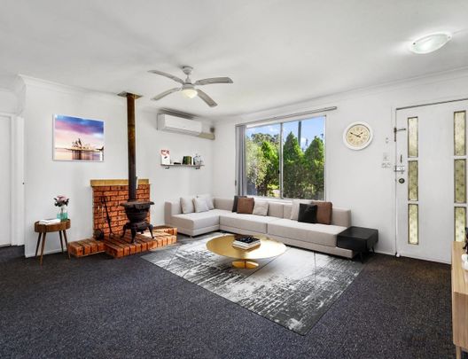 Great location, Opposite train station - Photo 1