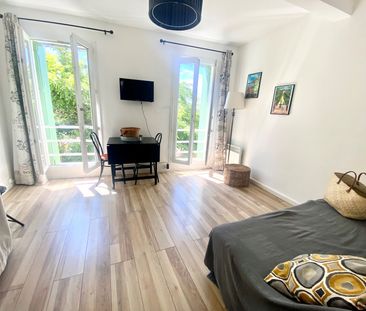 À louer – Charmant studio rénové au cœur du centre historique de Hy... - Photo 1