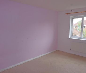 3 bedroom end of terrace house to rent - Photo 2