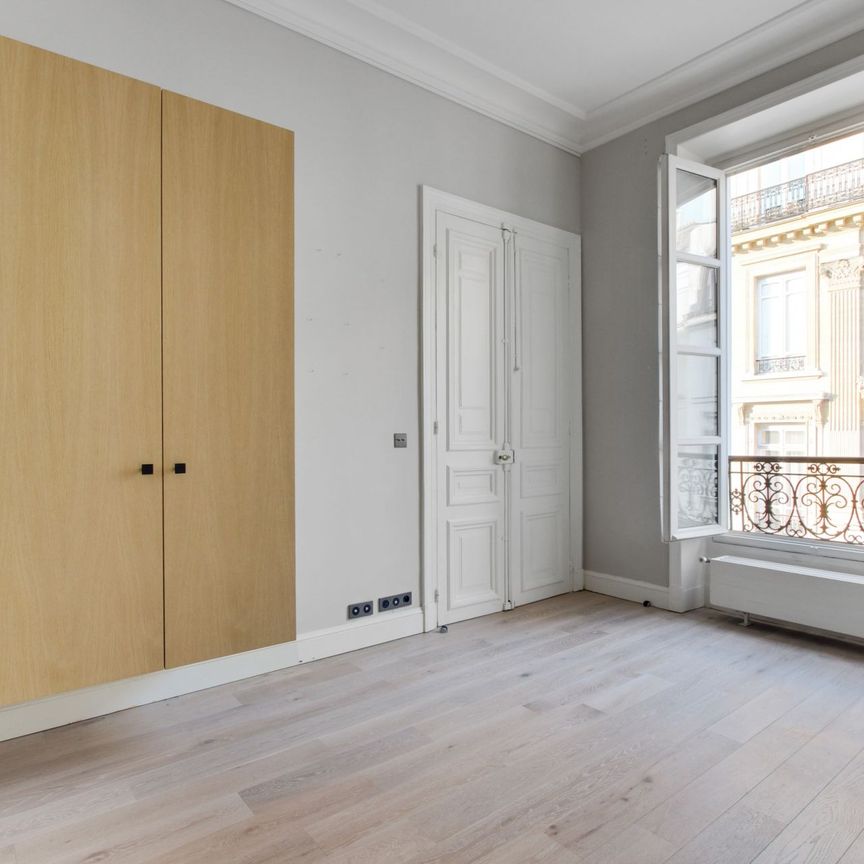 Location Appartement Paris 7 4 Pièces 134 m² - Photo 1