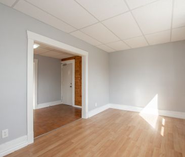 5431 Bridge St, Niagara Falls (Unit 4) - 2 Bedroom Apartment - Photo 2