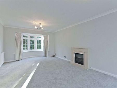 A four bedroom detached family home set in a quiet cul de sac just 1.3 miles from Oxshott station. - Photo 4