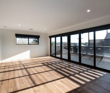 Stylish and Modern Family Home in Kennington - Photo 1