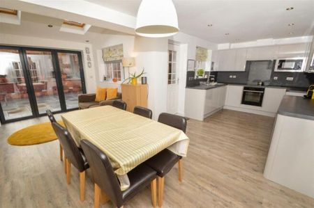 4 bedroom detached to rent Abbey Close, Shepshed - Photo 3