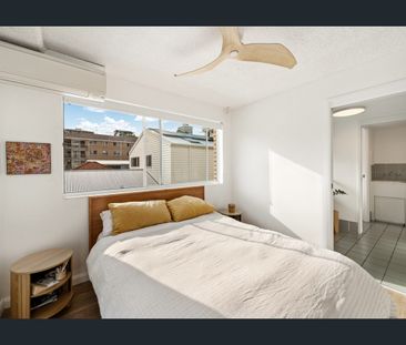 BEAUTIFULLY PRESENTED FULLY FURNISHED APARTMENT - Photo 2