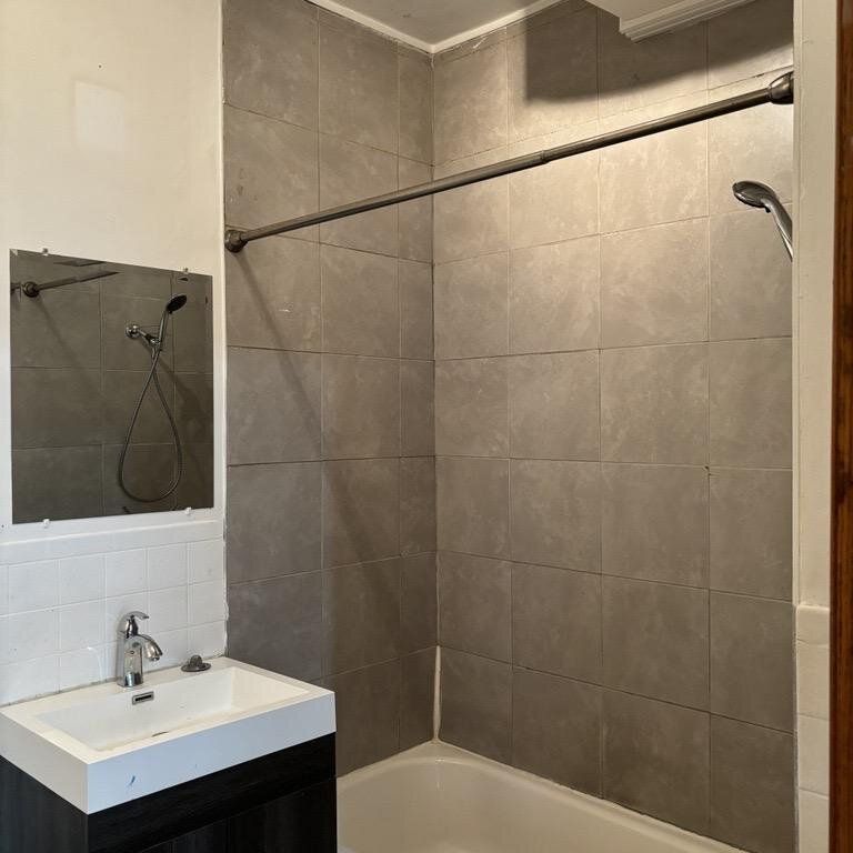 Immeuble - 317-327 Mont-Plaisant Grand 5 ½ à Louer - Photo 2