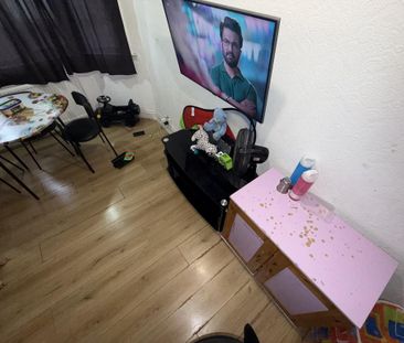 5 bedroom end of terrace house to rent - Photo 4
