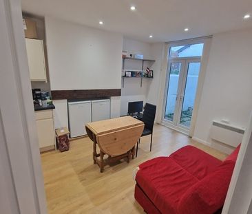 Room in a Shared House, Sackville Road, BN3 - Photo 2