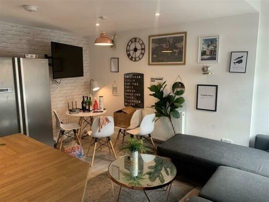 1 bedroom in a house share to rent - Photo 1