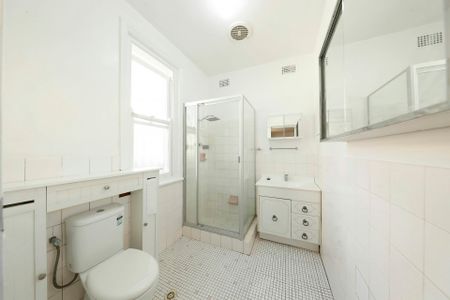 Private 2 bedroom unit with backyard**Open Saturday from 10.45-11am** - Photo 4