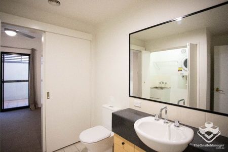 Perfectly Positioned 2 Bed Unit New Farm with lock up garage - Photo 4