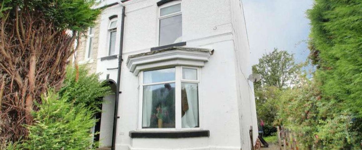 Oakwood Road East Room 1 - Photo 1