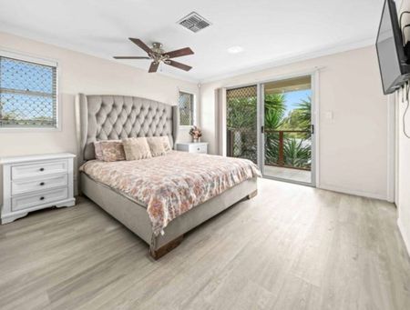 Rare Double-Storey Ex-Display Home With 5 Bedrooms, 3 Living Areas & Large Yard - Photo 5