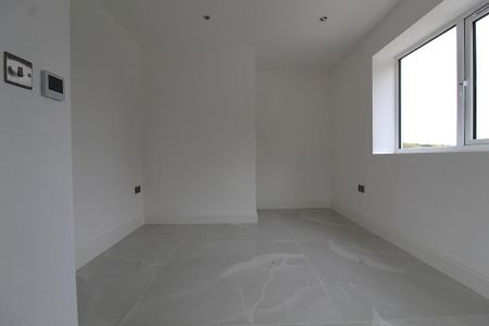 5 bedroom detached house to rent - Photo 2