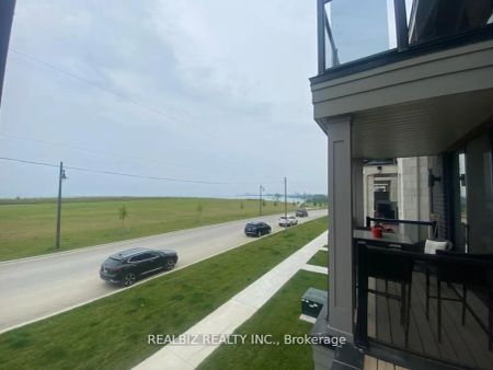 Condo Townhouse For Lease | E9039046 - Photo 3