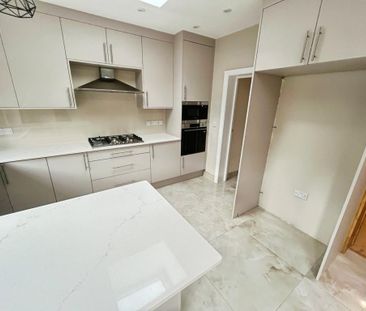 4 bedroom end of terrace house to rent - Photo 1