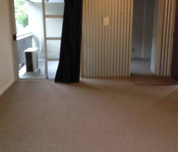 Charming 2 Bedroom Apartment In Excellent Location! - Photo 1