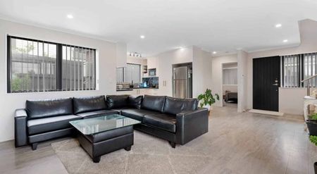 Near new in Papatoetoe - Photo 2