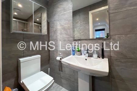 2 Bedroom Mid Terraced House for rent in Meadow View - Photo 2