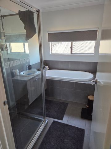 Cranbourne West - Photo 4