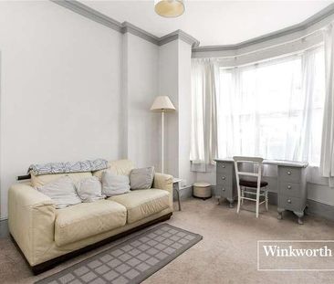 Market Place, London, N2 - Photo 3