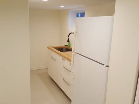 Three bedroom detached home for rent East York - Photo 5