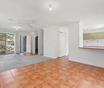 “Stunning Townhome | Gorgeous Rear Entertaining | Air Con” - Photo 6