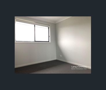 Modern 5-Bedroom Family Home in Prime Location - Photo 4