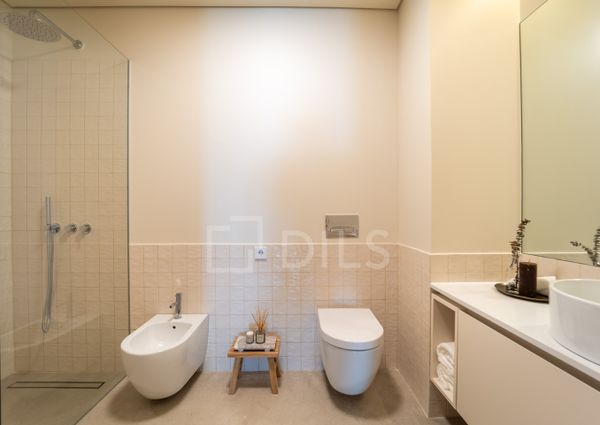 Apartamento T3 com varanda 1ª linha vista mar